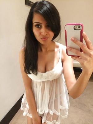 Selfies d'une fille indienne dans le vestiaire