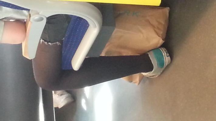 Bottes et bas de nylon dans le train