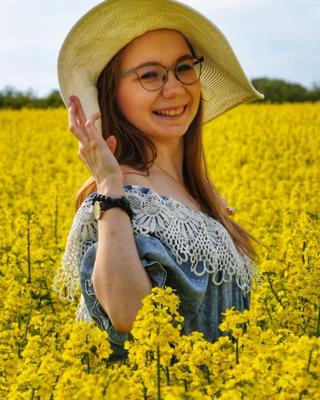 Meine kleine Schwester in ihrem Sommerkleid