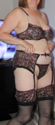 homenageie o porco maduro em lingerie