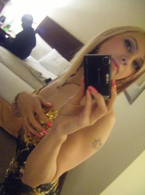 Joven rubia sexy amateur tomándose fotos