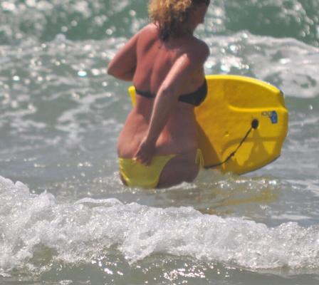 Mon bikini jaune pisse dans la mer Linda Finemb