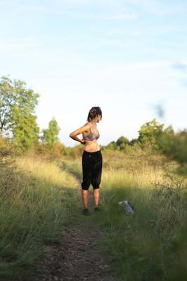 fille rasée en plein air