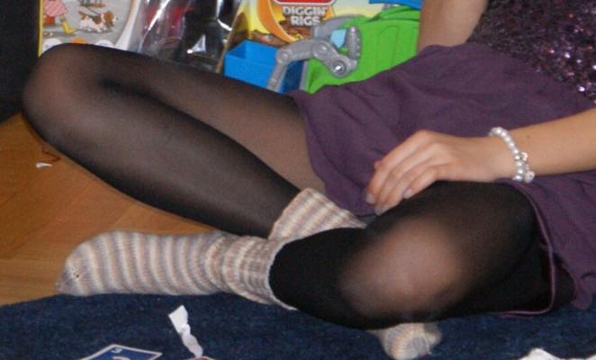 Jambes et pieds d'adolescents en collants