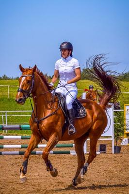 Ainda morena desportiva com tesão MILF como cavalos grandes POLONÊS