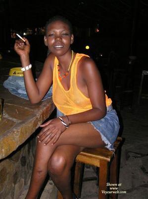 Kenia - La prostituta de Mombasa Flora intenta ligar con un cliente