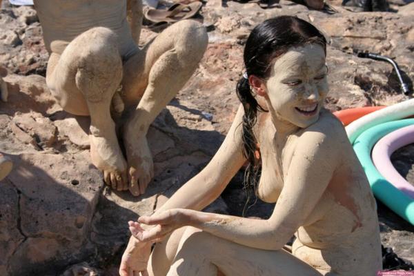 Filles espagnoles chaudes posant nues à la plage