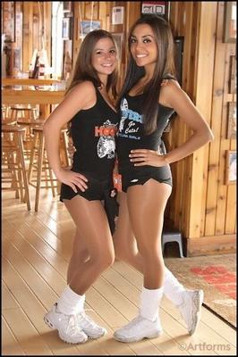 winzige sexy Hooters-Girl-Bikini und Aktmodellierung