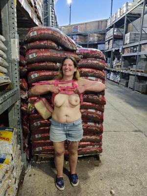 Kari exhibe ses seins à Home Depot