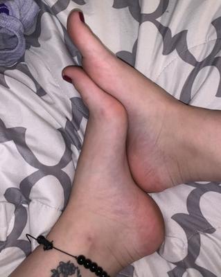 Ash enlève ses chaussettes pour montrer ses beaux pieds