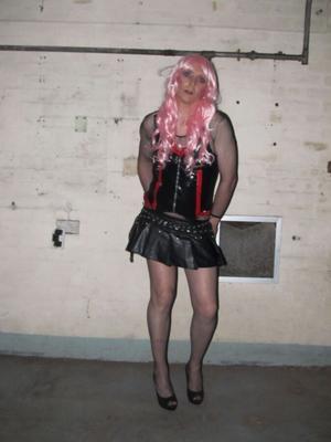 Schwarzes PVC und rosa Haare