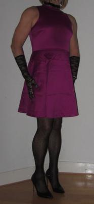 Eu, Cindy Cross, fazendo crossdressing em um vestido roxo