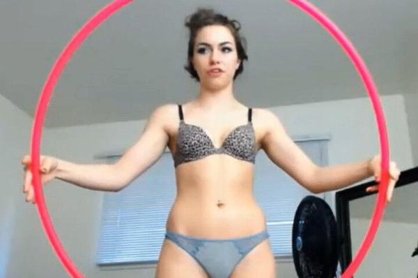 Adolescente de cuerpo perfecto muestra su bien en la cámara en casa