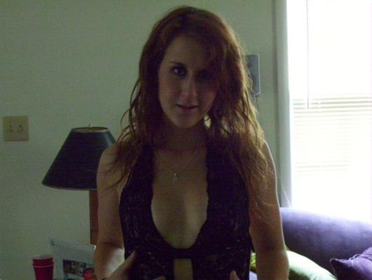 Redhead Amateur invite sa petite amie pour s'amuser !