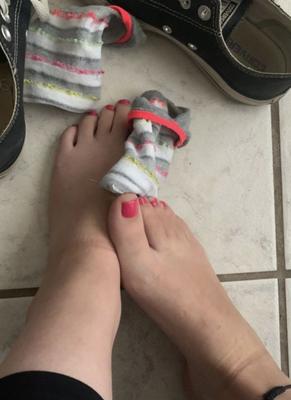 Ash taking off Chucks and socks to show her pink toes