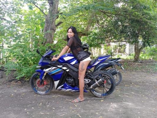 ¡La puta adolescente asiática Susy Sky sexy en una moto!