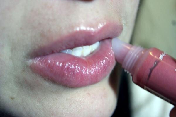 Lip gloss for both lips