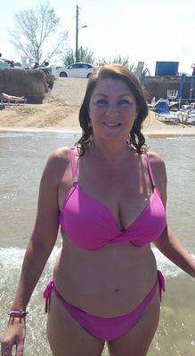 Englische MILF in Bikinis, schöner Körper.