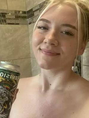 Esta PAWG rubia y bebe cerveza