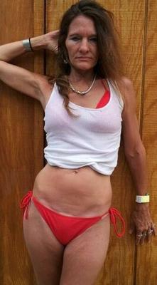 SEXY MILF WANDA - BIKINI ROJO