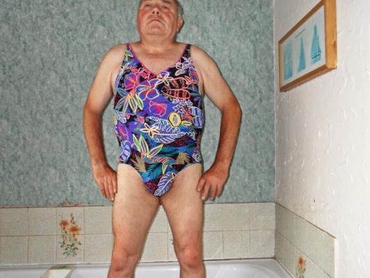 Gros gode Dick Rambone et un maillot de bain pour femme