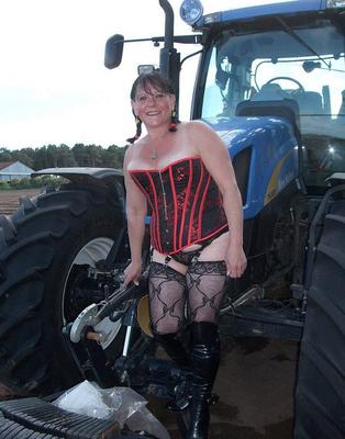 Marie d'Elgin avec un tracteur