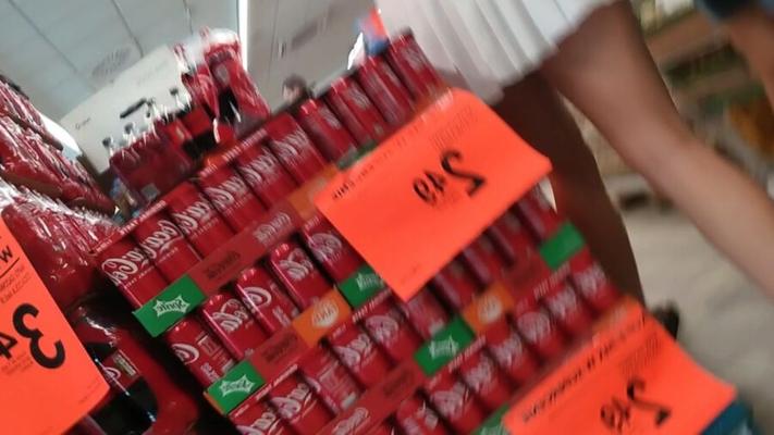 morena polonesa sexy de minissaia enquanto faz compras quer as pernas