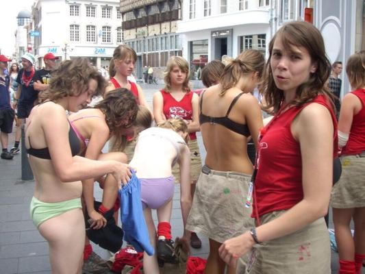 Chicas corriendo de la universidad.