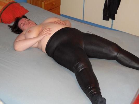 Amateur-BBW-Ehefrau in schwarzen, glänzenden Leggings