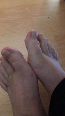 Amateur feet natural