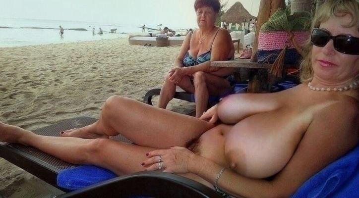 Prostituée à la retraite nue sur la plage