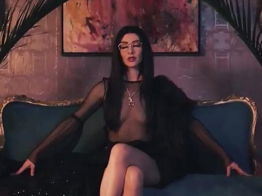 Qveen Herby (Amy Heidemann von Karmin)