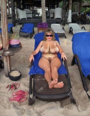 Esposa puta desnuda en la playa