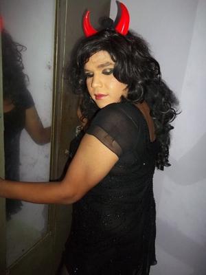 Sneha Duggal (dunkelhäutige Amateur-Crossdresserin)