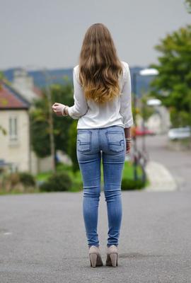 Jolie fille en jeans serrés