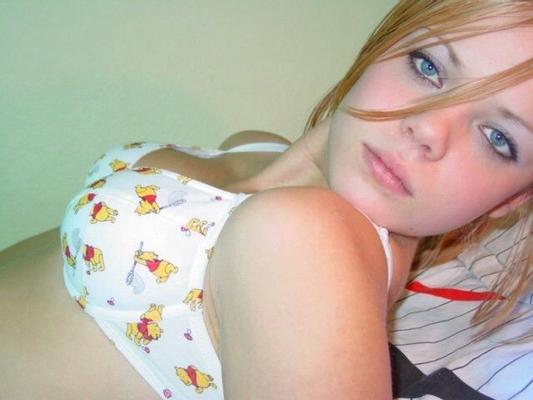 Blonder Teenager mit sexy Augen