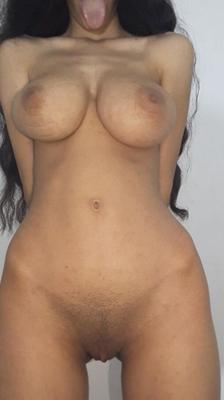 Joven delgada desi con grandes tetas jugosas