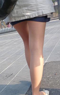 Les touristes candides adolescents en collants sont tellement sexy !