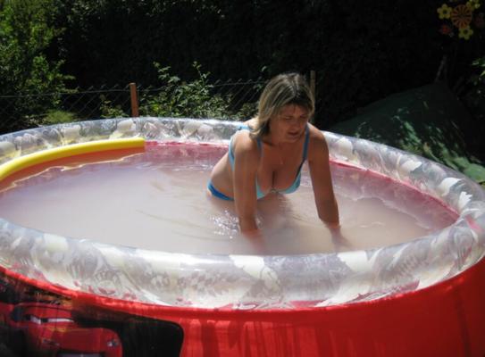 ganador del voto - día soleado en la piscina del jardín