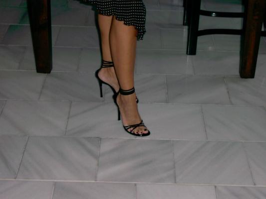 MILF sexy en tacones peep-toe