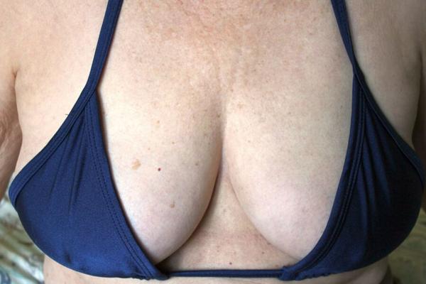 Mis grandes y viejas tetas en bikini azul para ponerte dura y sacudida.