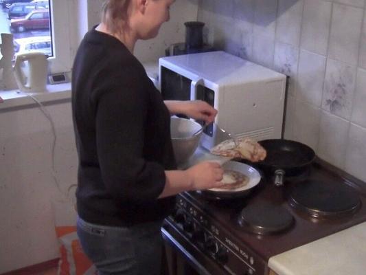 Jana comiendo panqueques con semen