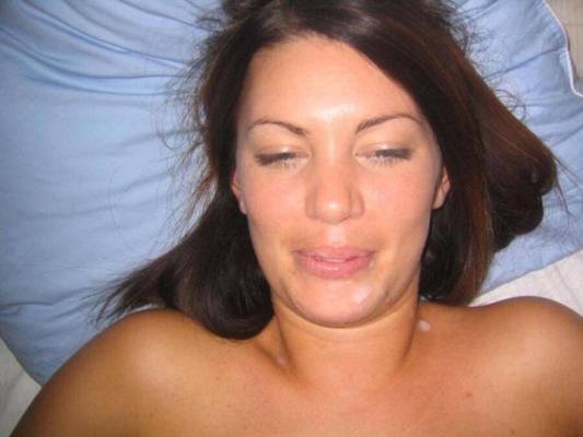 Une MILF brune baise en vacances