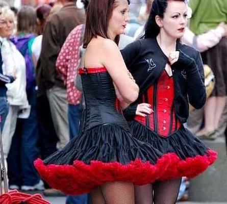 Deux chanteurs chauds avec de belles jambes