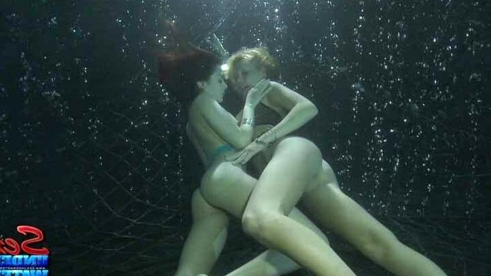 Sexe lesbien sous l'eau