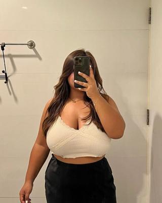 Déesse thaïlandaise aux gros seins BBW NN