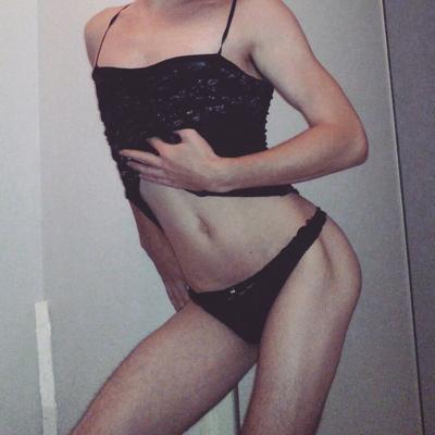 Sissy FAG LOSER avec un corps maigre exposé