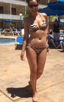 LA MILF PERFECTA SIOBHAN MUESTRA SU CUERPO EN BIKINIS