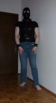 Latex und enge Jeans