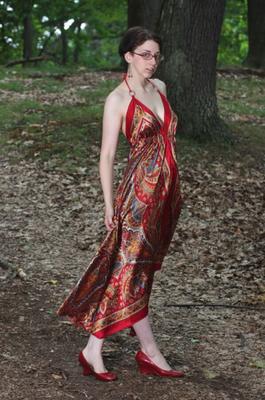 Mignonne aux cheveux courts en plein air en robe rouge